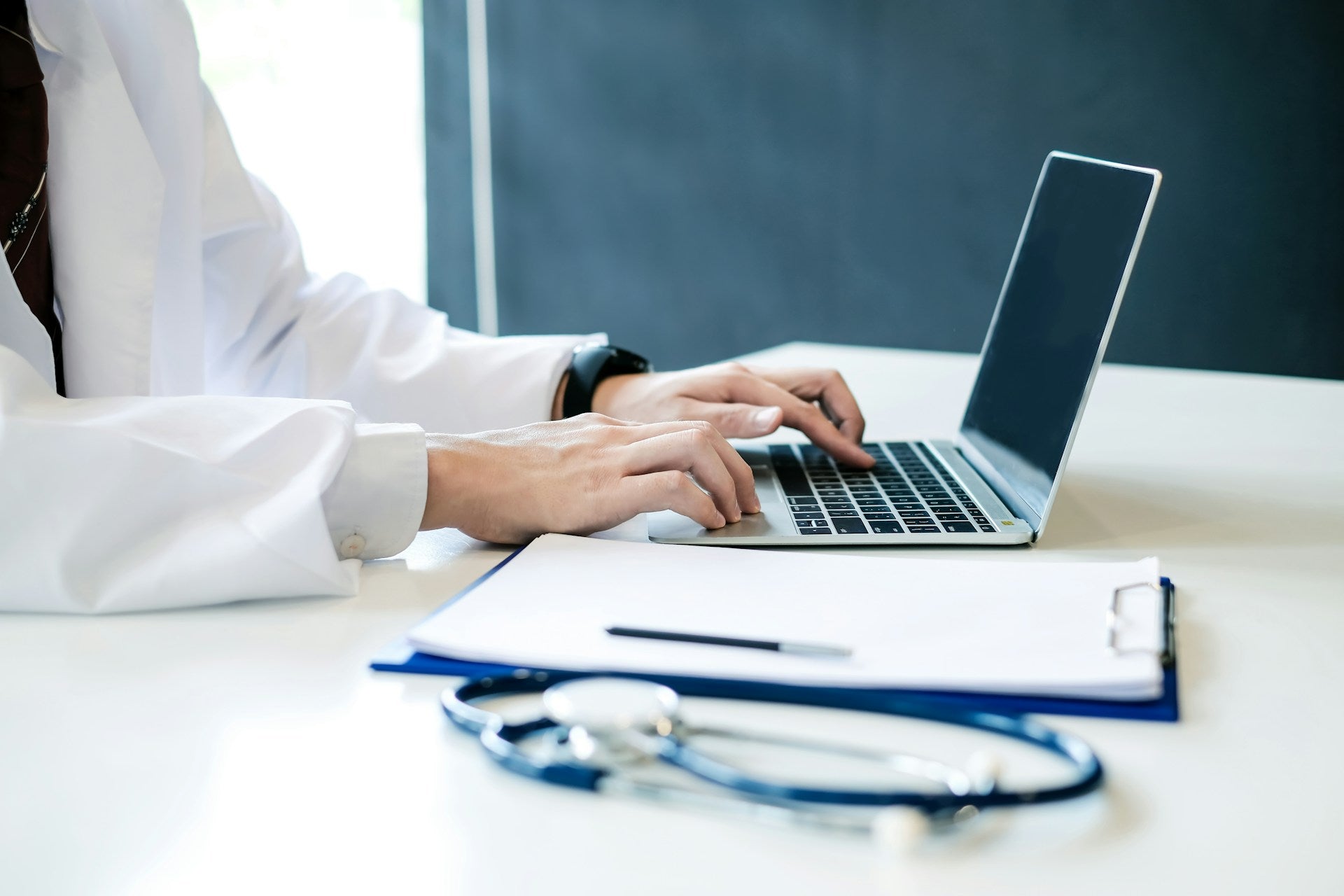 Saddle Stools & Healthcare Ergonomics: Alleviating Strain and Boosting Productivity