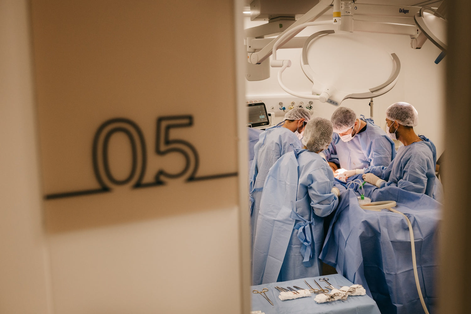 5 Key Factors to Consider When Selecting Isolation Gowns