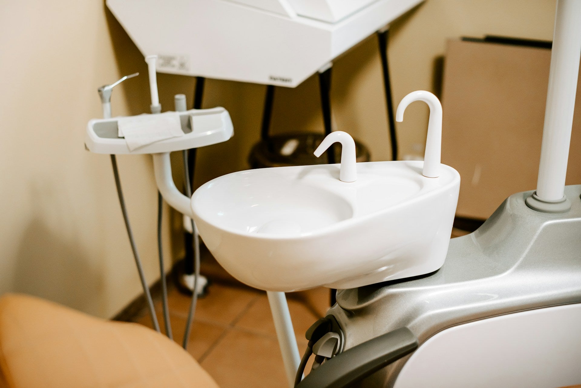 Advancements in Dental Carts: Improving Efficiency and Organization