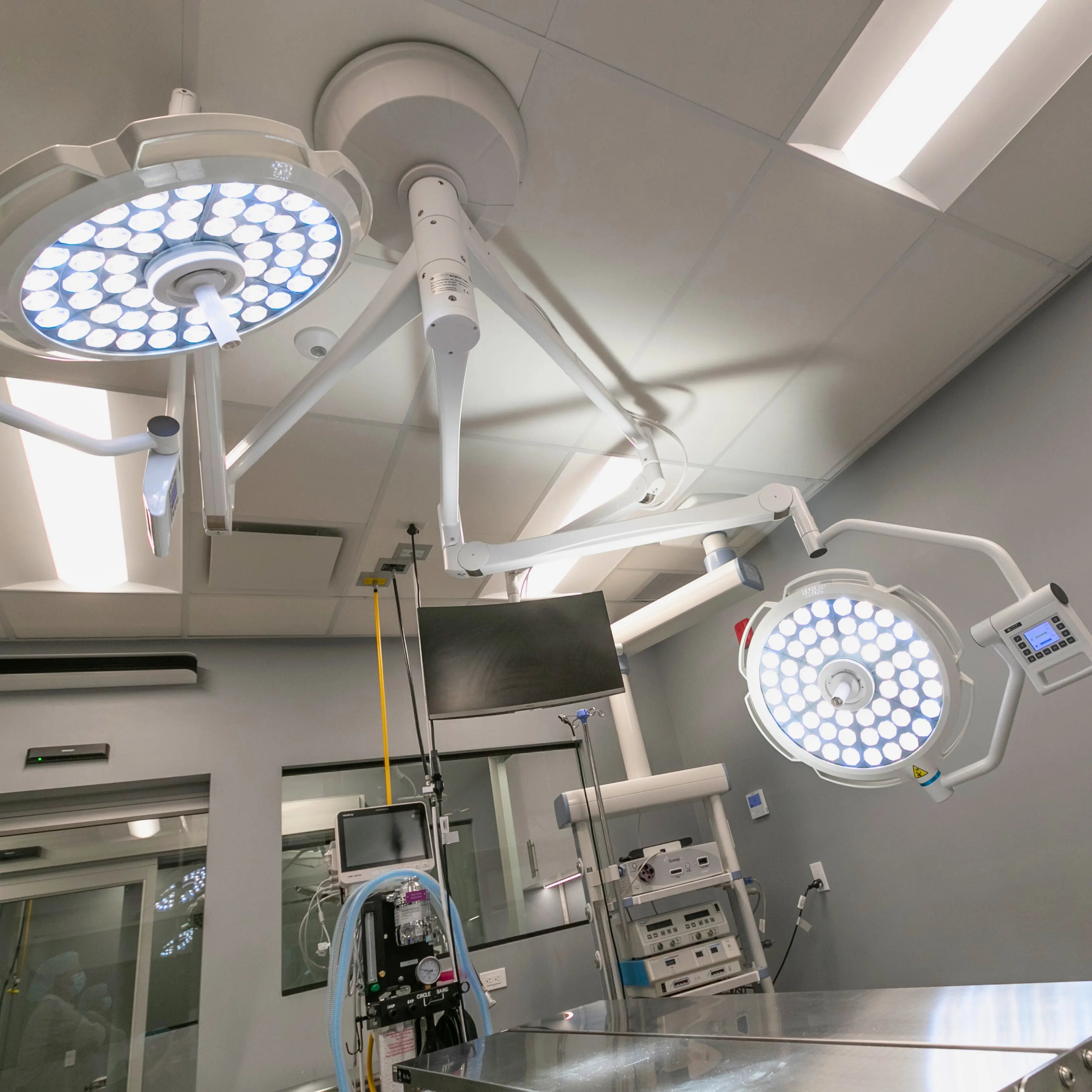 PN-500 LuminaPro dual-head ceiling-mounted LED surgical light for deep, shadow-free operating fields.