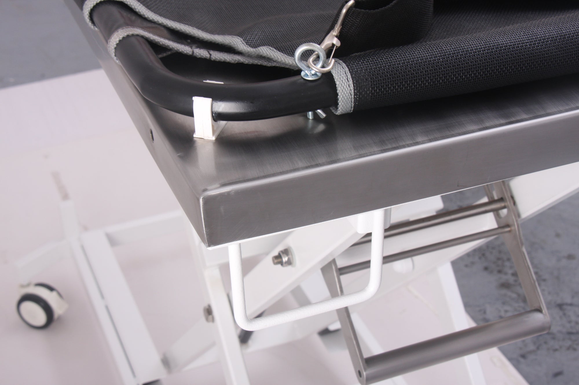 Showcasing the one-act lift system with automatic locking latch and quick release.