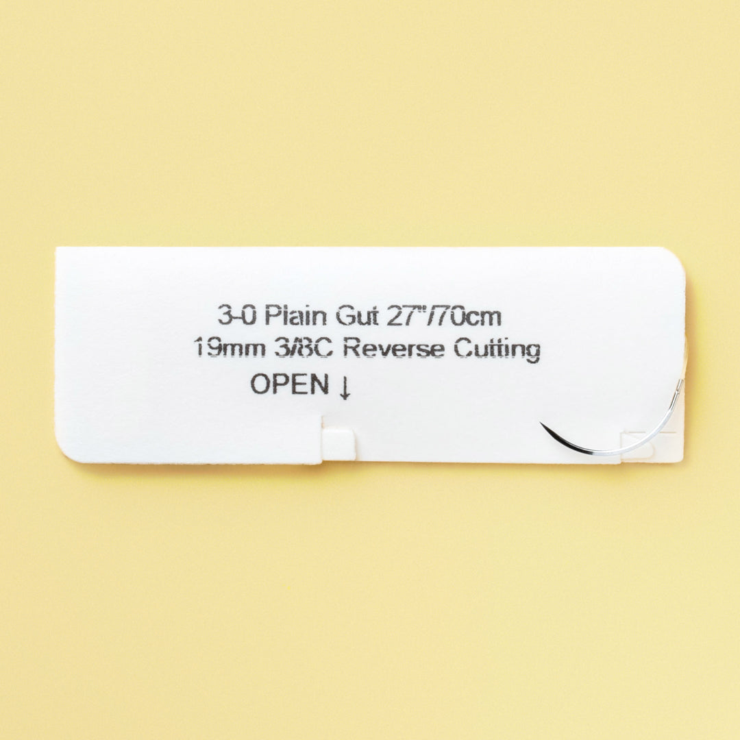 Box of 3-0 Plain Gut sutures with a C6 reverse cutting needle, model 554B, highlighting the 1-week wound support and including a QR code for straightforward reference. The packaging emphasizes its sterile and absorbable properties for efficient wound care.